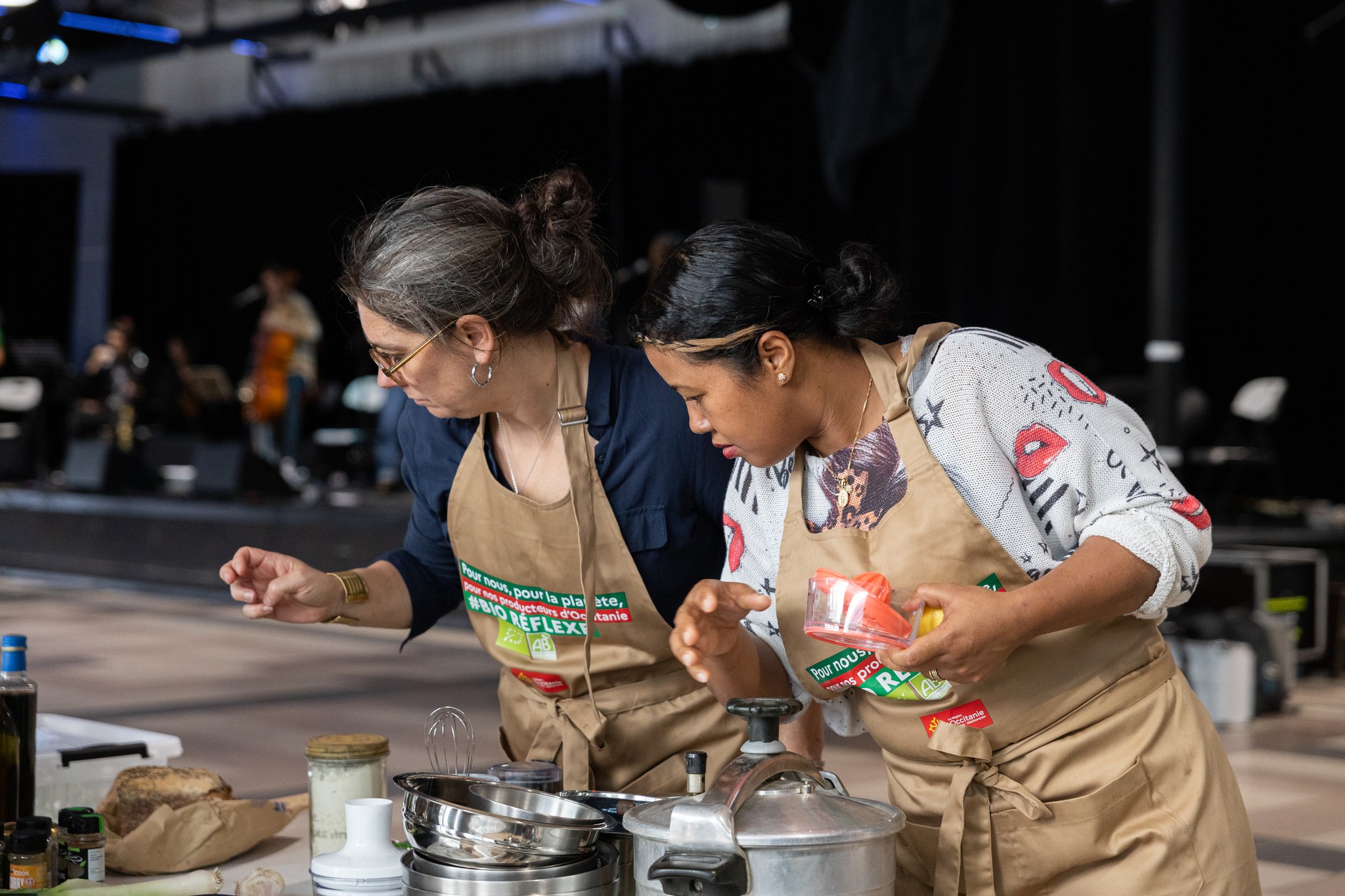 Personne découpant une orange lors de l'aletier cuisine