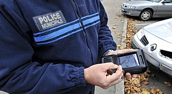 Agent de la police municipale qui met un PV électronique